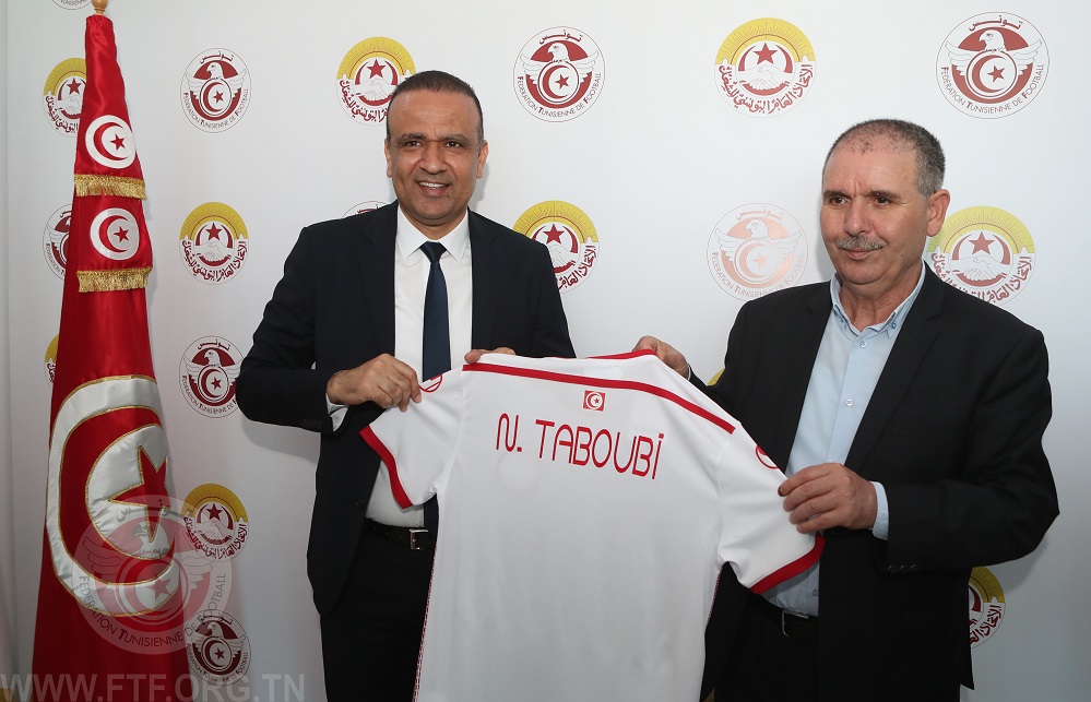 Tunisie [Photos]: Noureddine Taboubi discerne le bouclier de l’UGTT à la FTF et apporte son soutien à l’équipe nationale de football