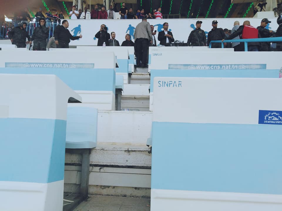 Un groupe de supporters du Club Africain s’en prend à la tribune de presse au stade d’El Menzah