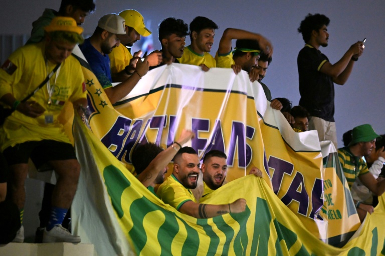 Mondial: l’arrivée de Neymar et de son équipe saluée par une foule bigarrée