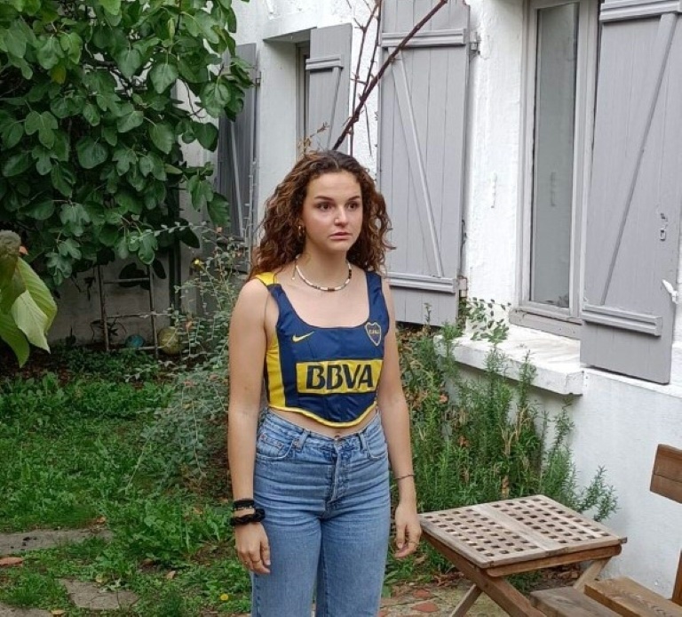 Mode, foot et “upcycling”: une jeune créatrice transforme les maillots en corsets