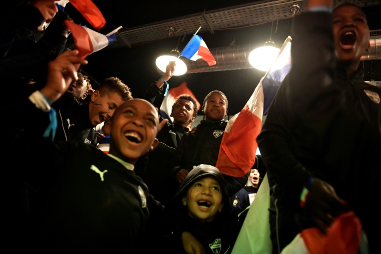 Mondial: la France gagne et dit “merci Kylian”