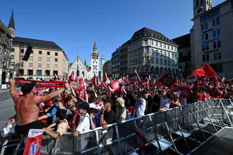 Allemagne: plusieurs milliers de supporters célèbrent les champions munichois